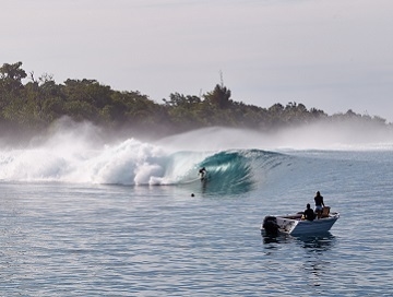 Surfing Indonesia 