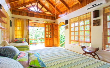Spacious and peaceful Armonia bungalow at Blue Surf Sanctuary. Private for couples. 